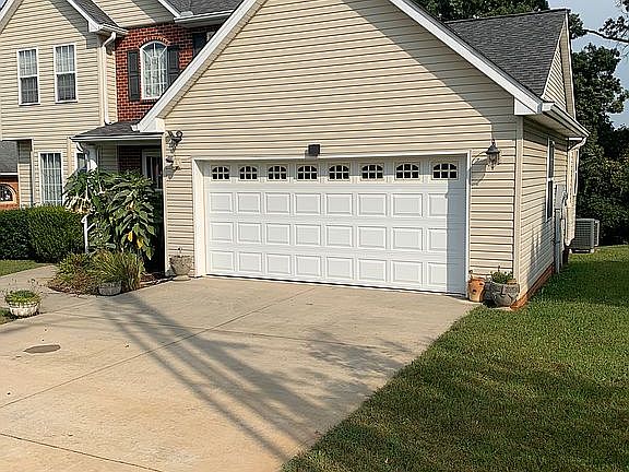 2nd image of 592 Windrowe Dr