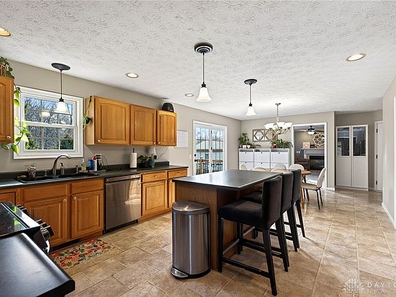 4th image of 335 Willow Rd