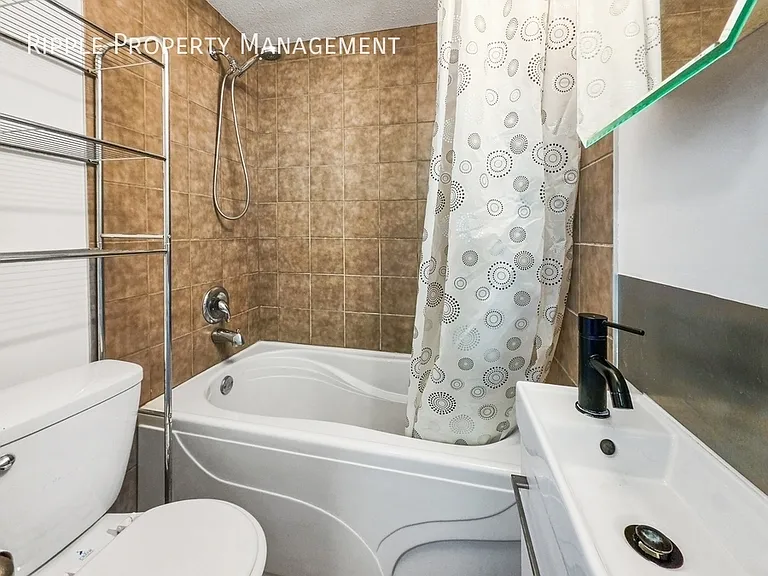 315 9a St NW #104 — Photo 16