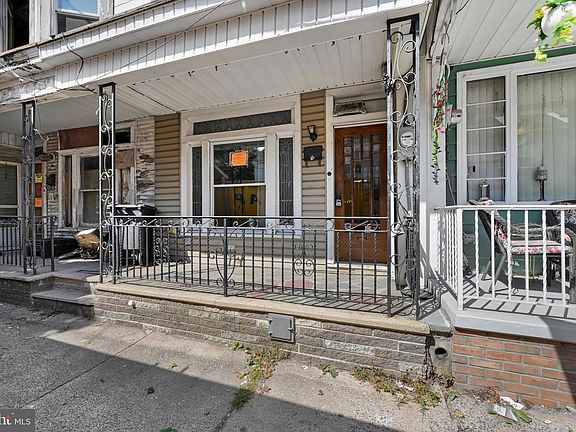 3rd image of 209 W Cherry St