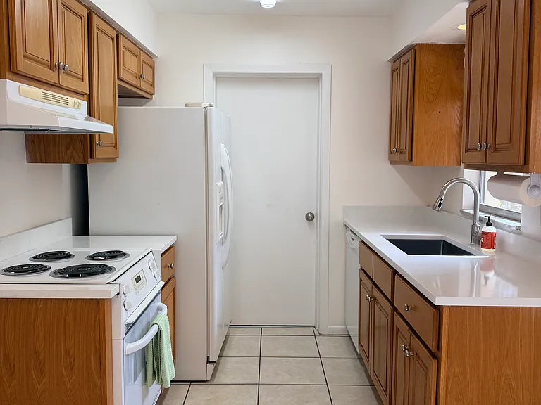 912 La Salle Ave — Photo 2