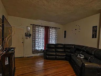 3rd image of 927 W Green St