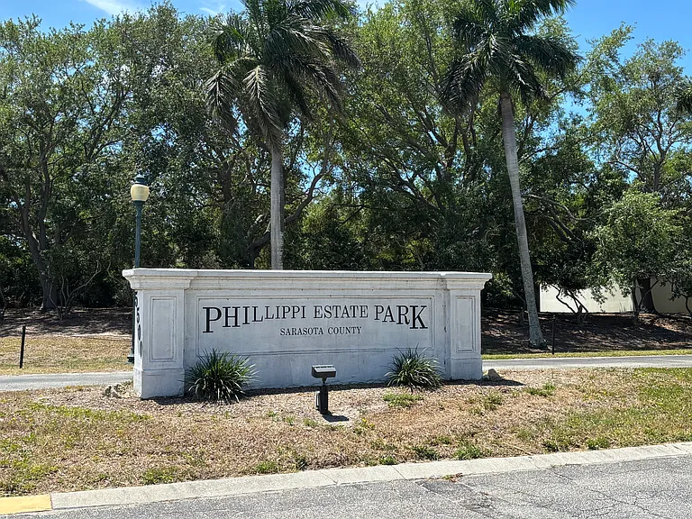 1/4 mile walk to Phillippi Estate Park