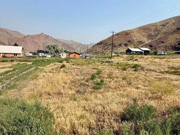 Opal St, Salmon, ID 83467