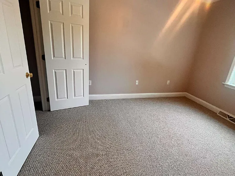 310 York St — Photo 18
