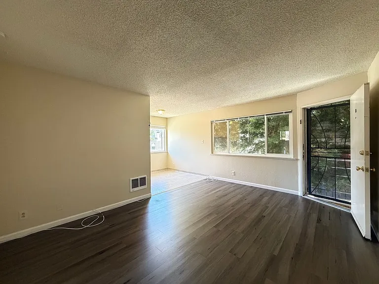 2211 San Antonio Ave — Photo 12