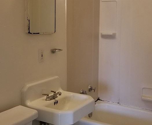 5th image of 937 Lowry St