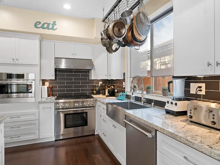 5687 Walnut St — Photo 10