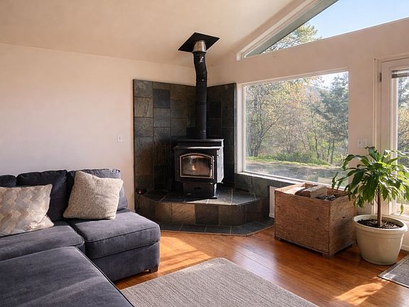 4th image of 1605 Greenhorn Rd