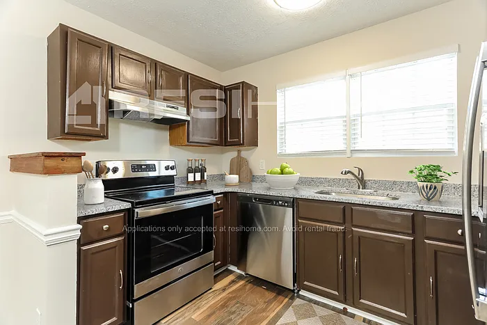 Building Photo - 135 Chaucer Ln