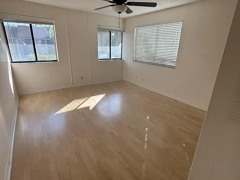 110 SE 7th St #5 — Photo 12