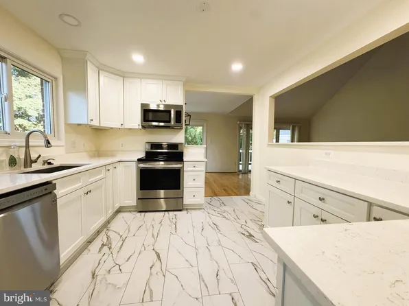 4507 Highland Green Ct, Alexandria, VA 22312