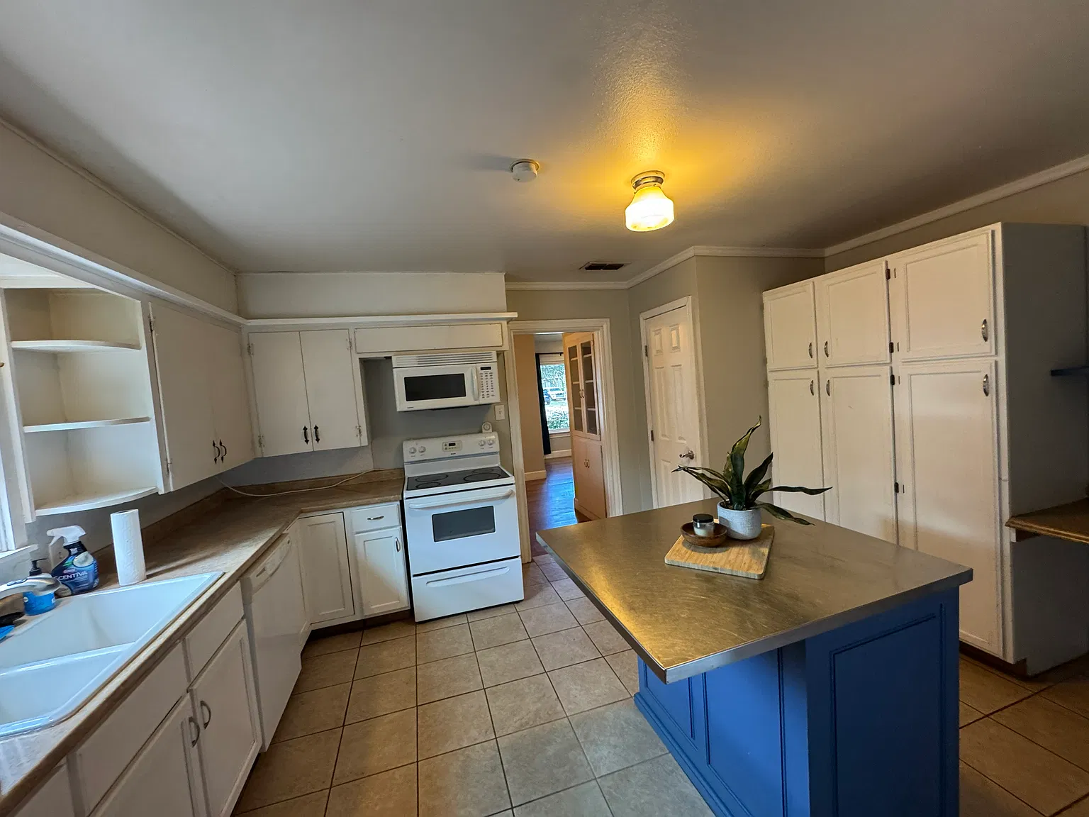 3 bed, 1600 sqft, $1,600 — Photo 2