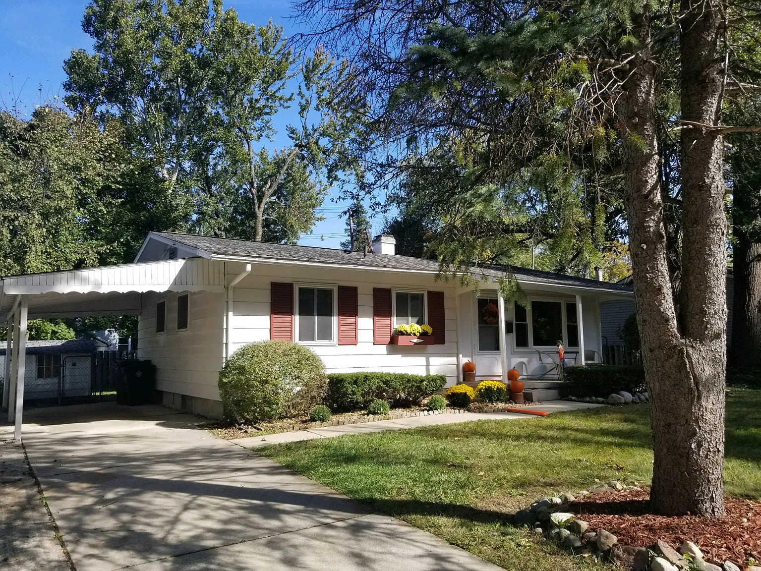 2256 N Circle Dr photo 1