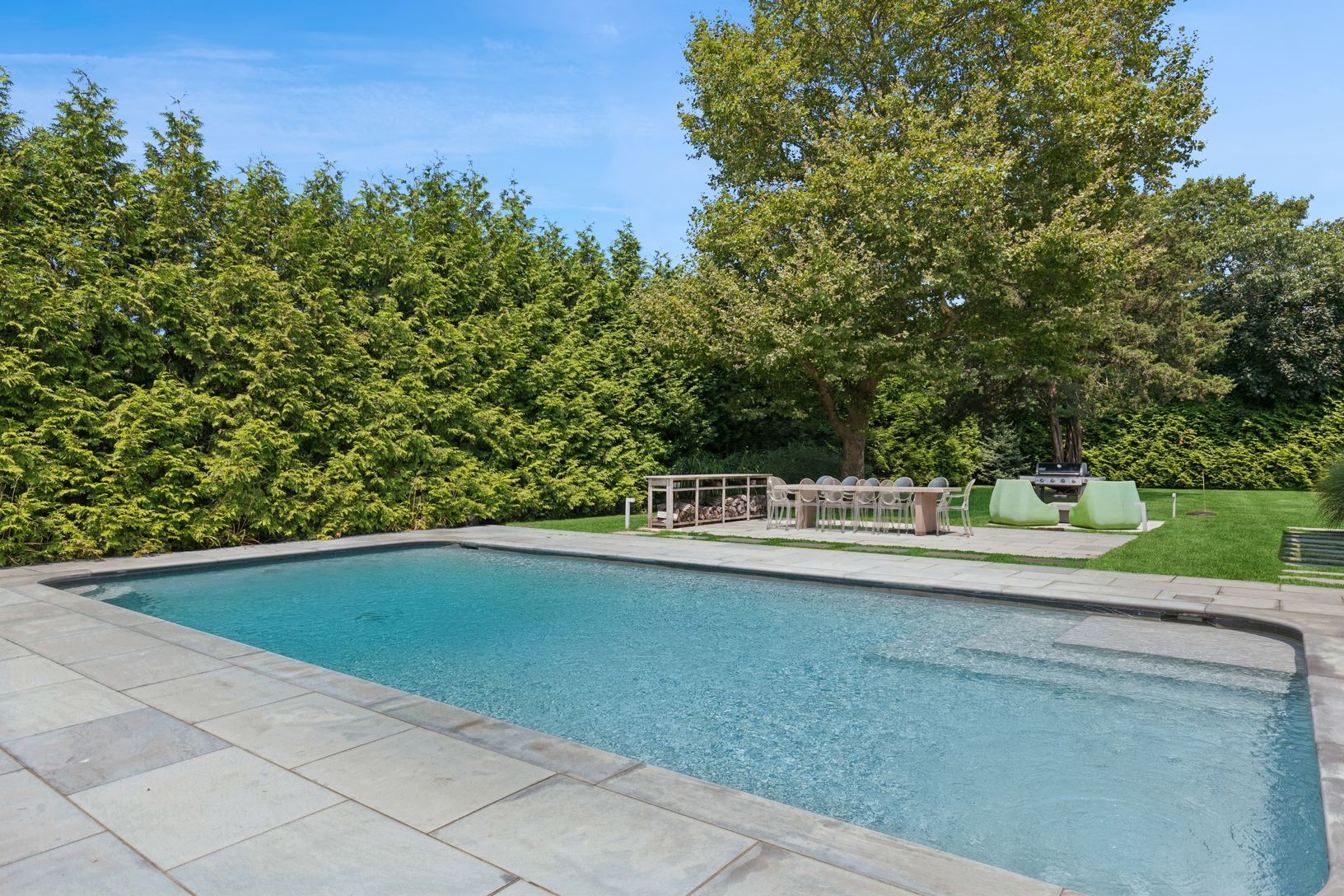  Gunite pool with smooth light cool-on the feet stone surround