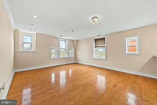 3 bed, 2.0 bath, 1700 sqft, $2,200 — Photo 2