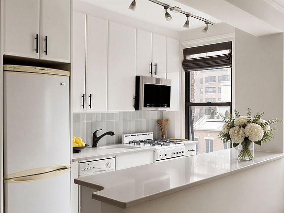 4th image of 333 E 53rd St APT 8F
