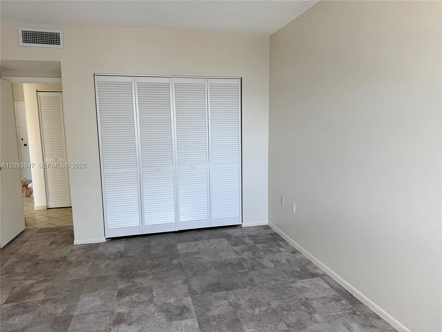 Hemispheres Condo — Photo 4