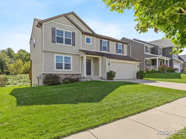 518 Orchard Dr NE, Rockford, MI 49341