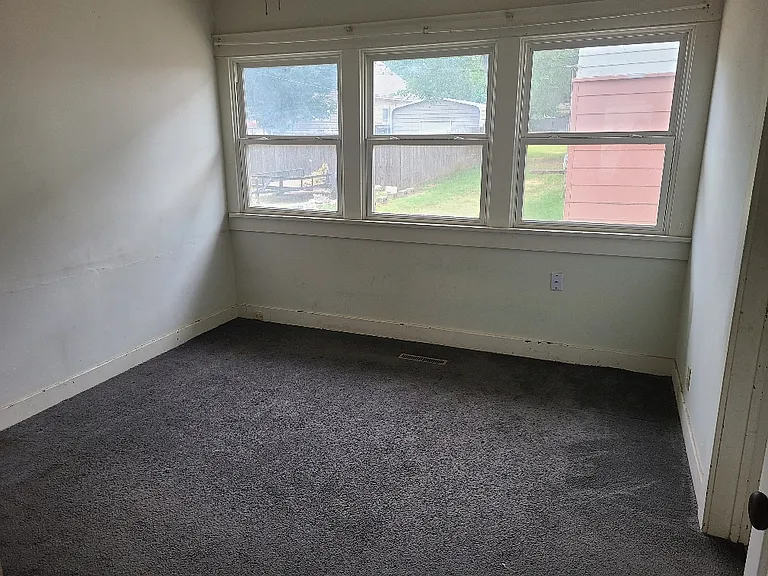 209 W Vine Ave — Photo 4