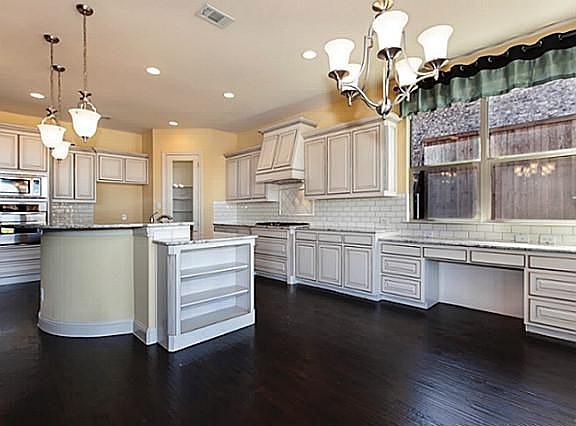 5th image of 729 Fairfax Ln