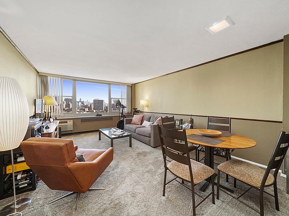 2nd image of 555 W Cornelia Ave APT 1408