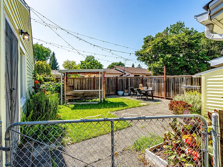 2030 W Lincoln Ave — Photo 36