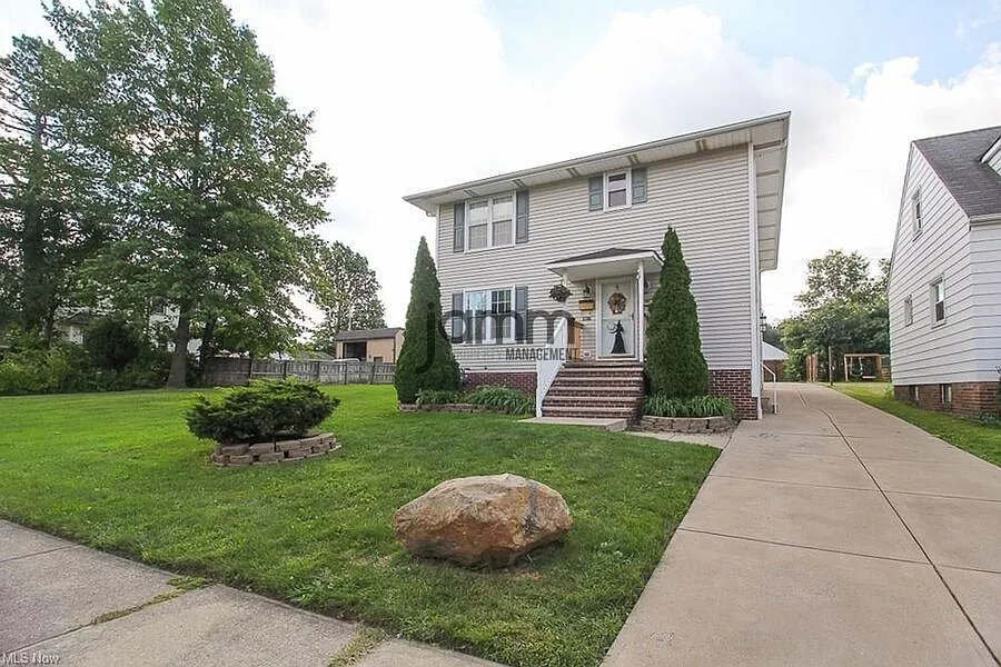 3-Bedroom, 2 Full Bathroom Duplex Apartment in Parma!! — Photo 2