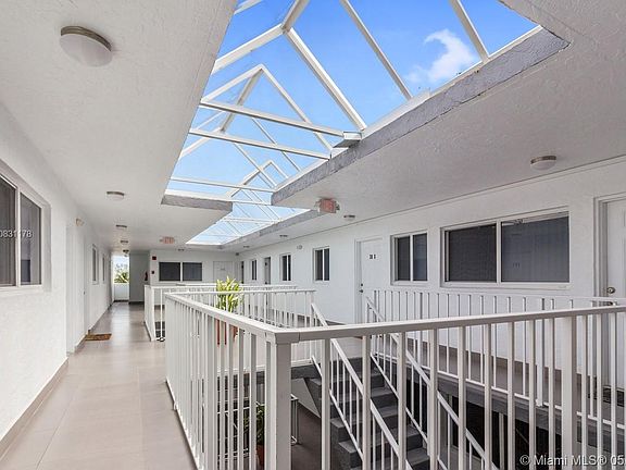 3rd image of 1986 Biarritz Dr APT 201