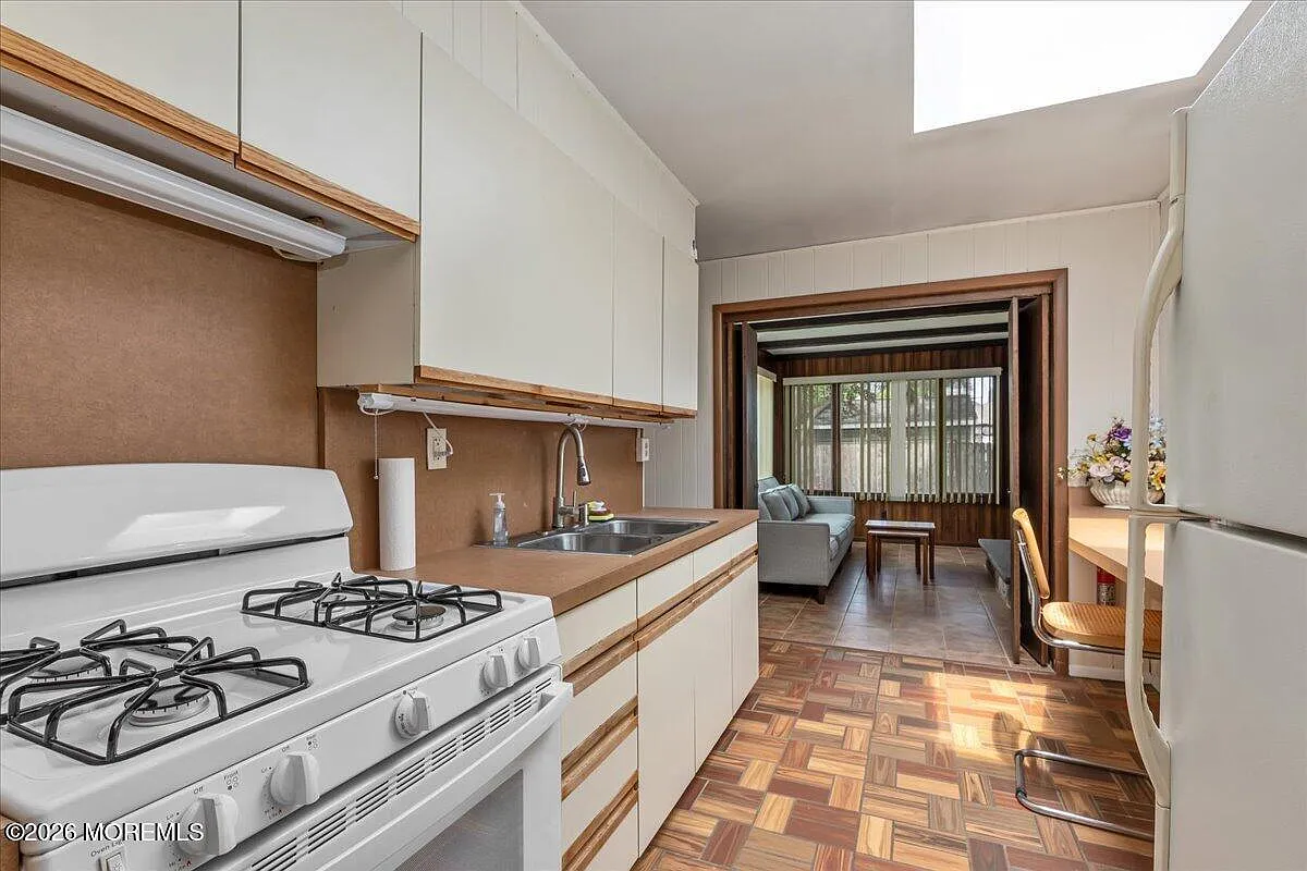 3 bed, 990 sqft, $3,500 — Photo 3