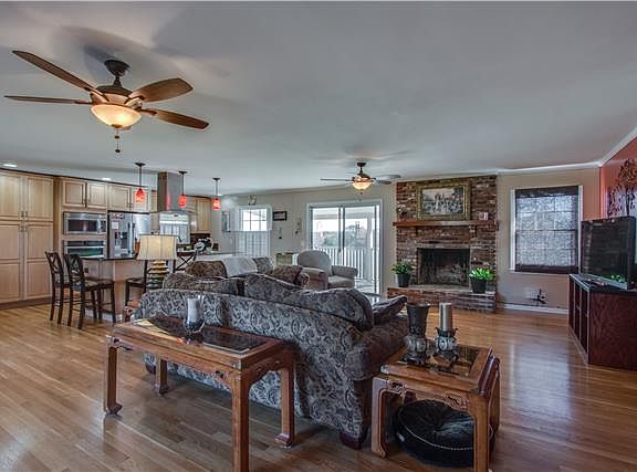 2nd image of 371 Harbor Dr