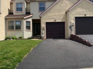 52 Bellwood Dr, Feasterville Trevose, PA 19053