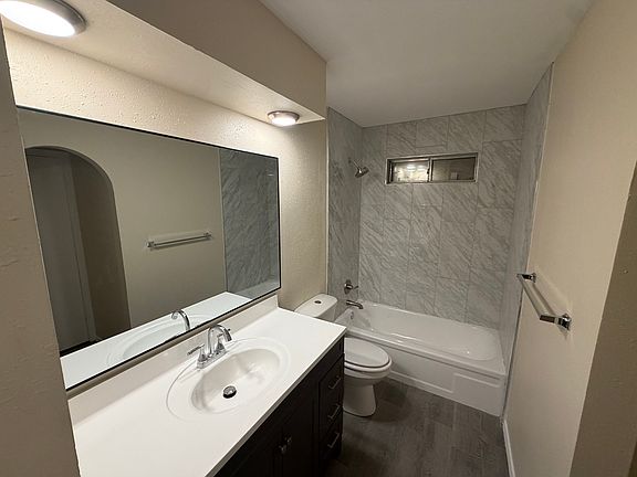 4th image of 9204 Fresno St