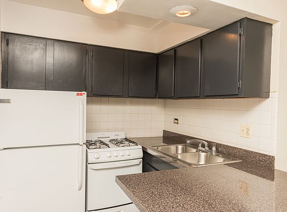 5th image of 521 W Briar Pl APT 103