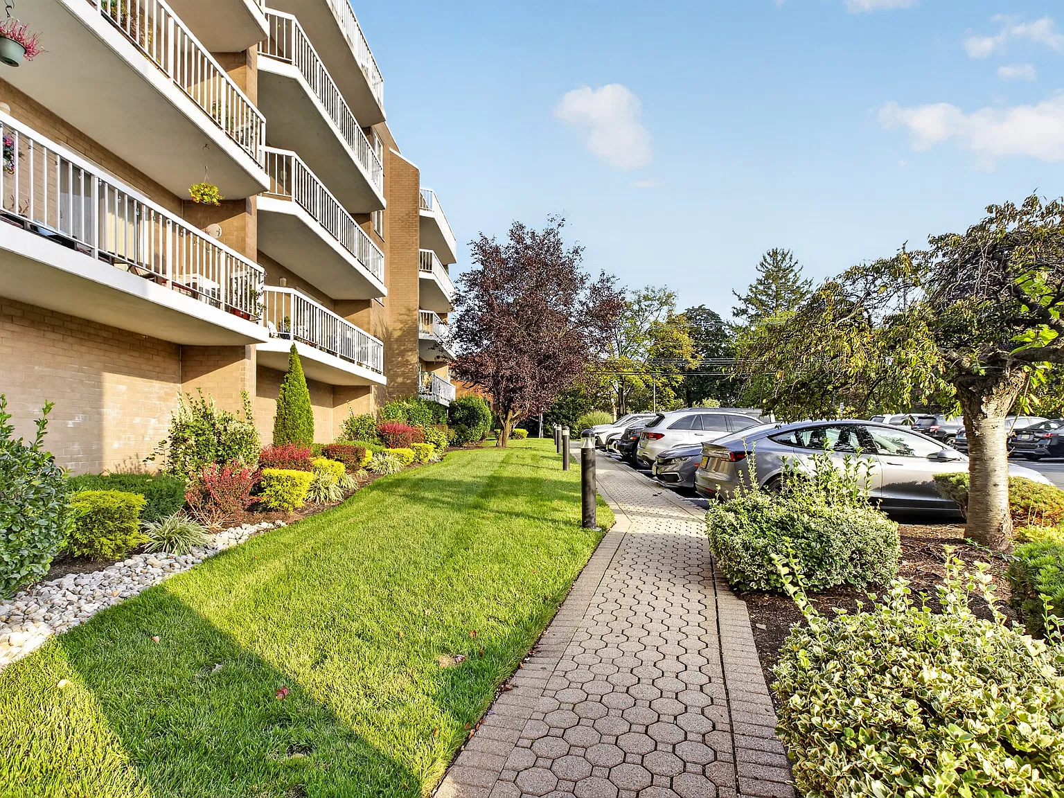 3 bed, $4,700 — Photo 1