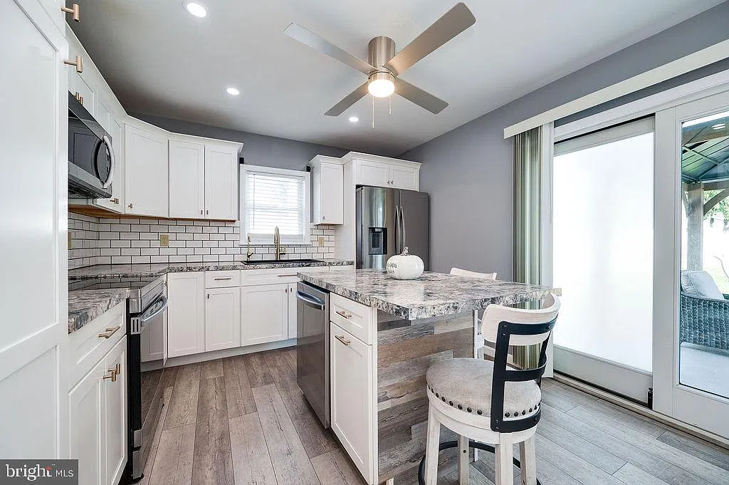 3 bed, 1.5 bath, 1056 sqft, $2,200 — Photo 2