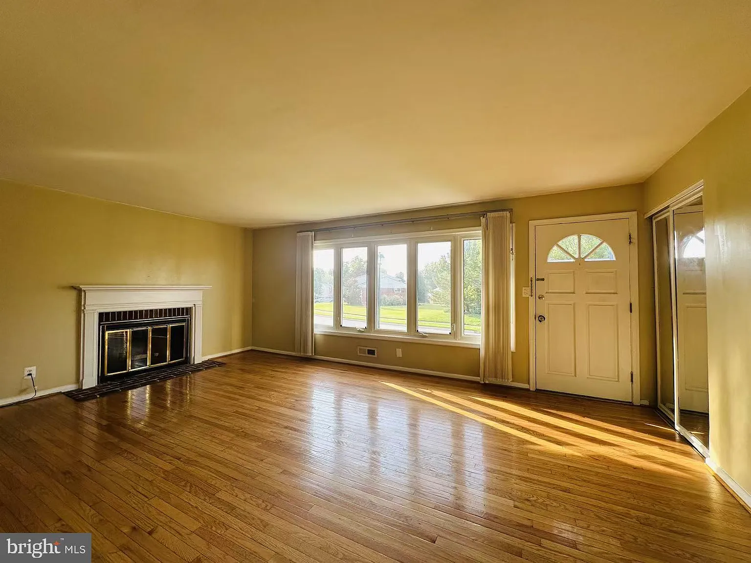 3 bed, 2.5 bath, 1998 sqft, $2,950 — Photo 2