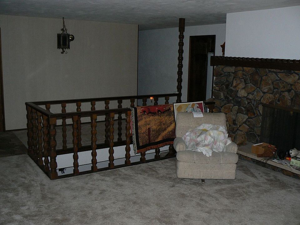 upstairs Living Room(staircase to down.)