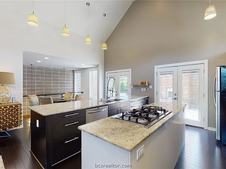 217 N Houston Ave — Photo 23
