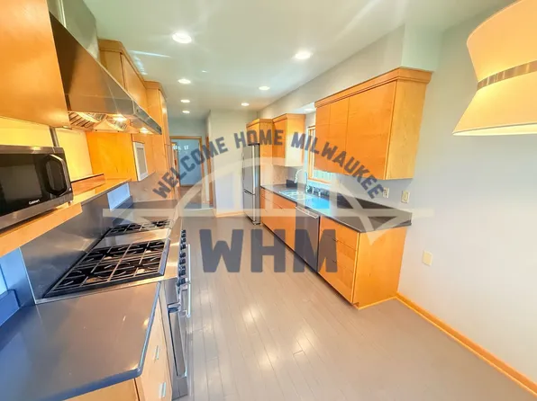 8575 N Hawthorne Rd, River Hills, WI 53217