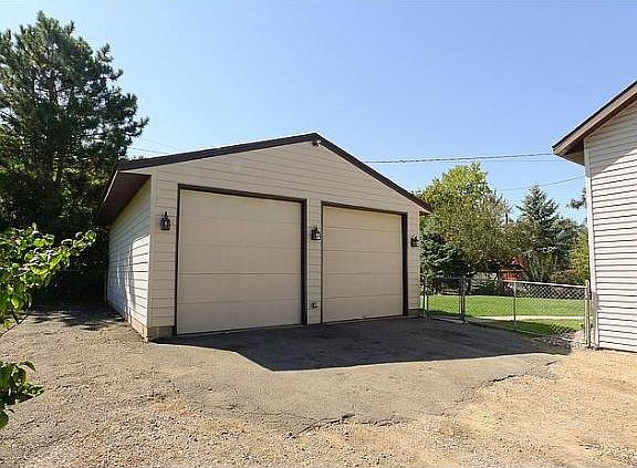 5th image of 2634 Fremont Ave E