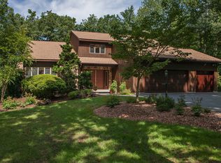 1 Stonehedge Ct, Poughkeepsie, NY 12603
