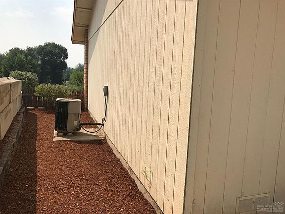3rd image of 815 NE Hillside Way