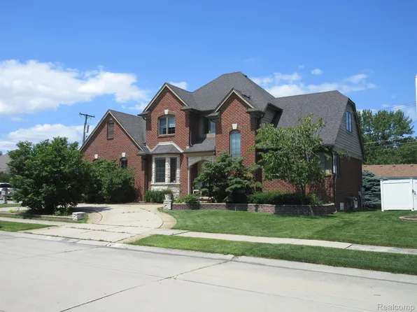 22381 Peltier St, Saint Clair Shores, MI 48081