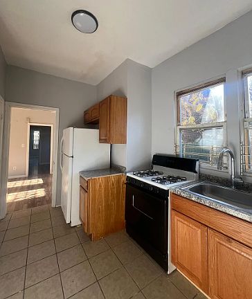 3rd image of 391 S 20th St Floor 1