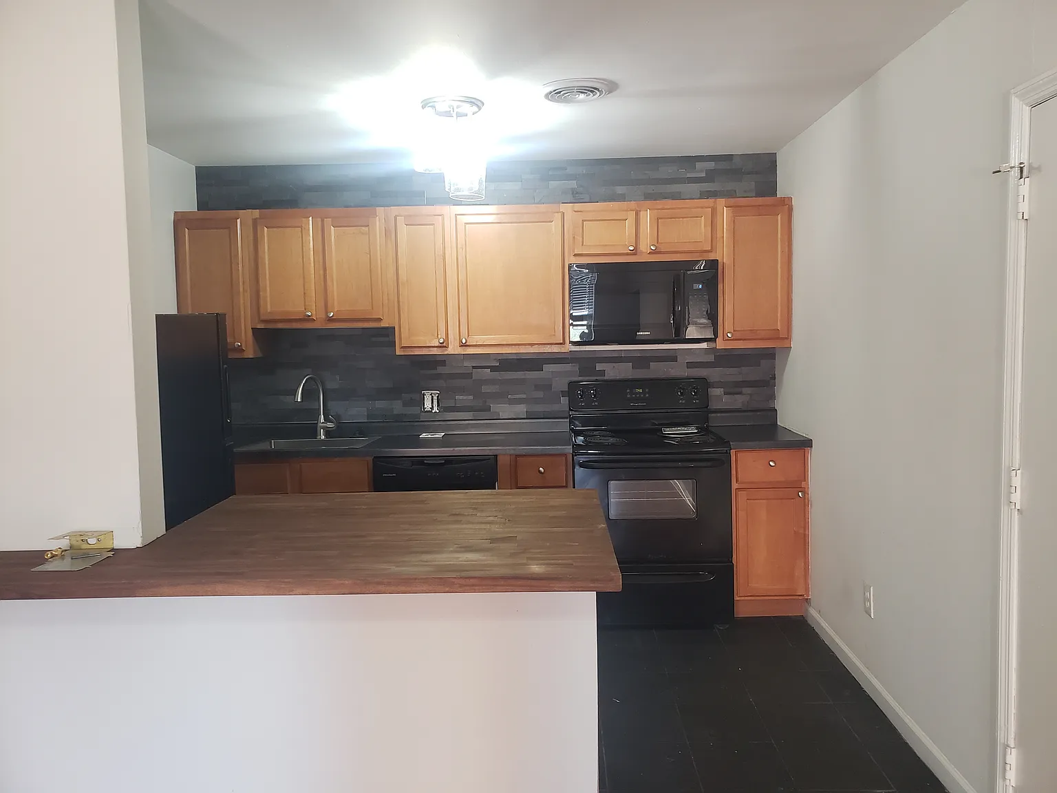 2 bed, 850 sqft, $1,275 — Photo 2