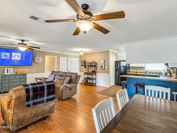 5th image of 2303 Dogwood St