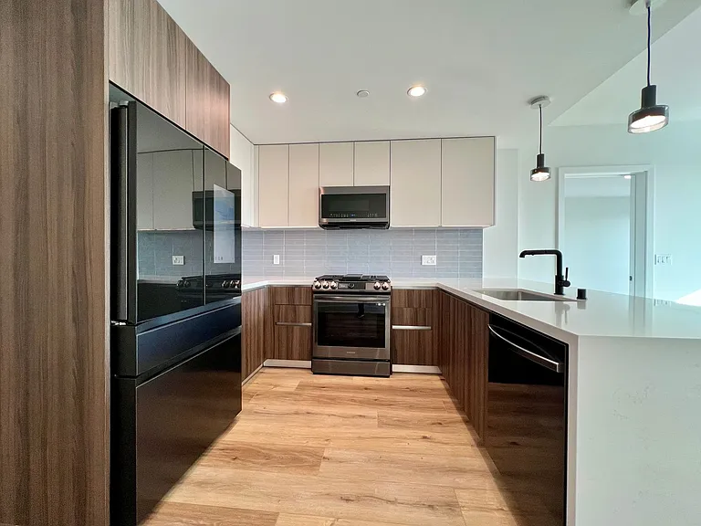 Empire at Larchmont — Photo 34