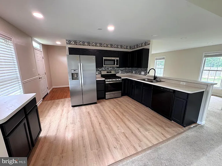 7423 Laura Ln — Photo 3