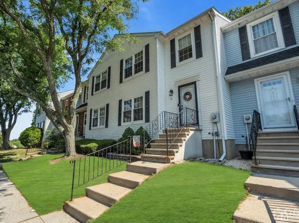 17 Delikat Ln, Sayreville, NJ 08872